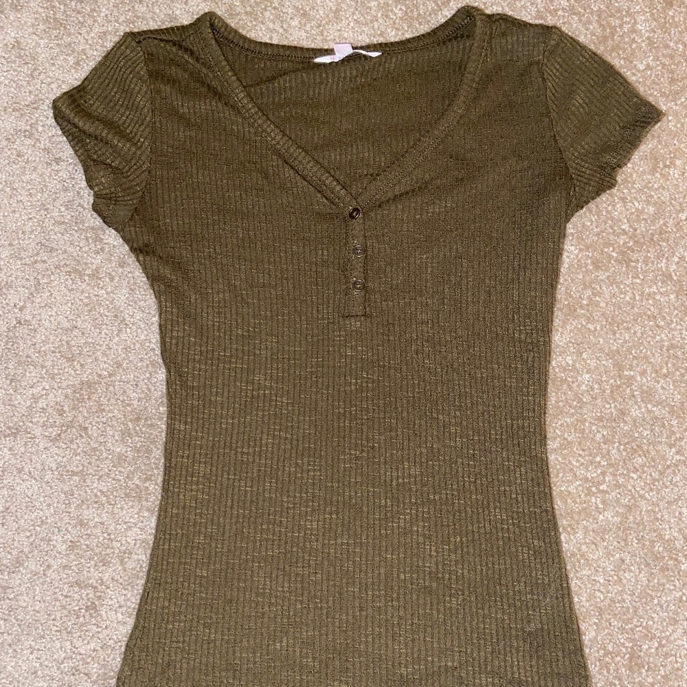 BASIC OLIVE GREEN TEE